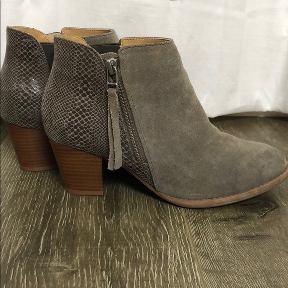 Vionic Shoes - Vionic Gray shoes!